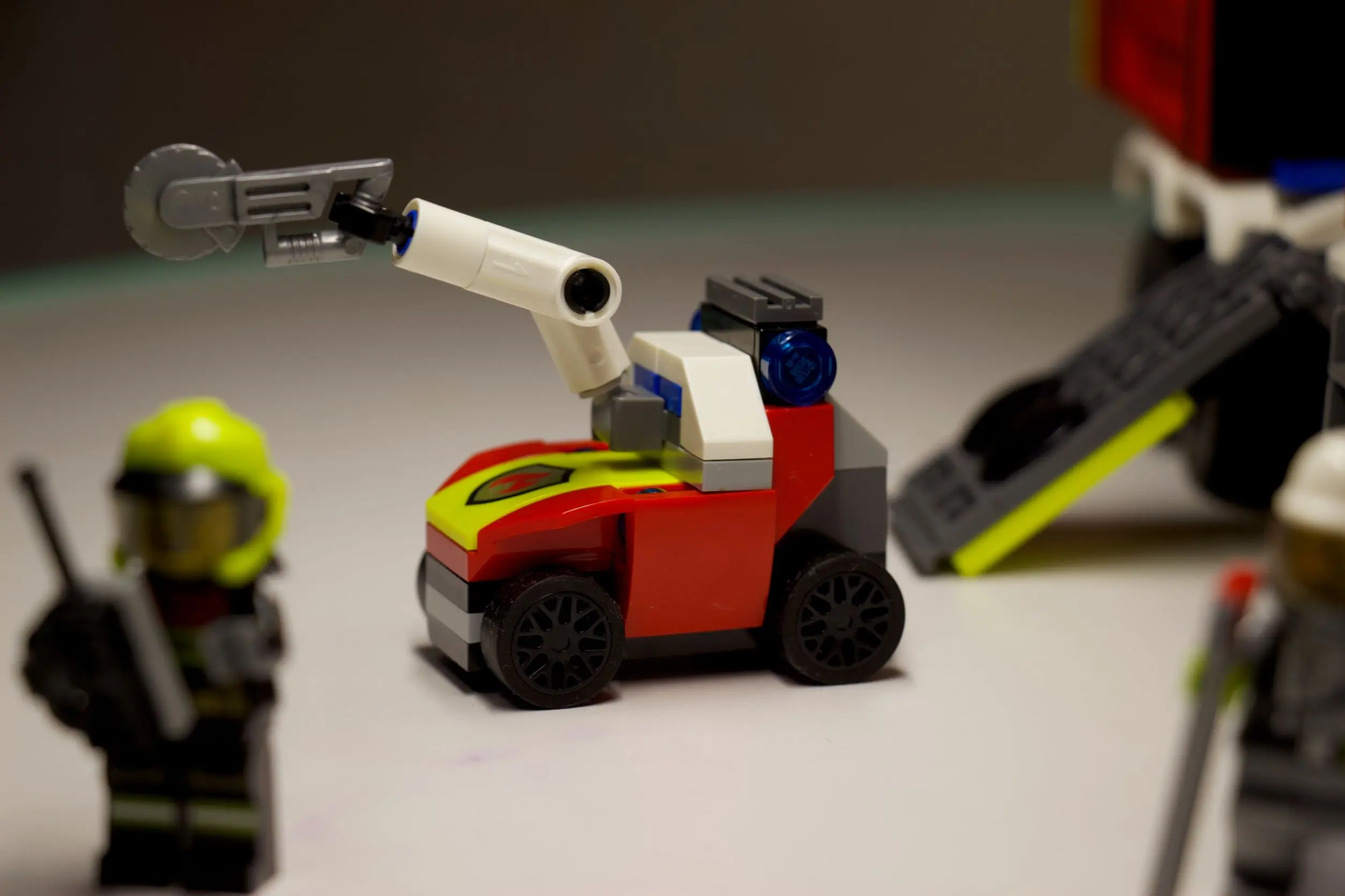 无人消防锯子车